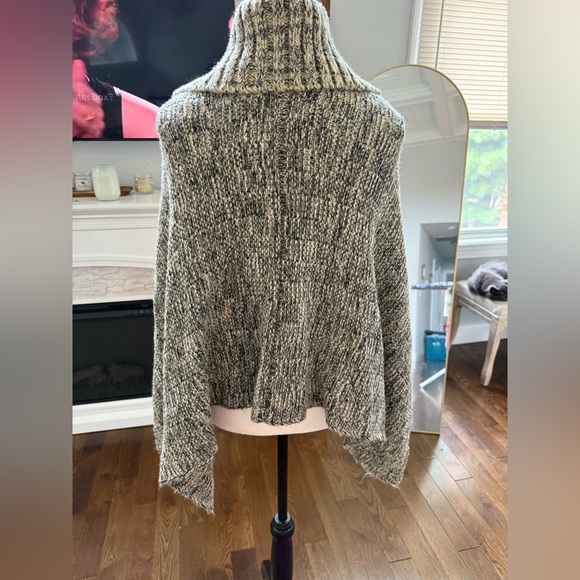 Button-Up Women's Sweater - Picture 8 of 8